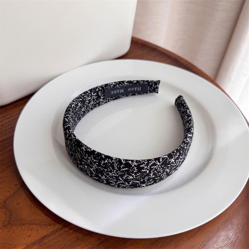 

Винтажная повязка на голову 4 см с белым и черным цветочным принтом, с губчатой подкладкой для женщин, модный ретро аксессуар для волос