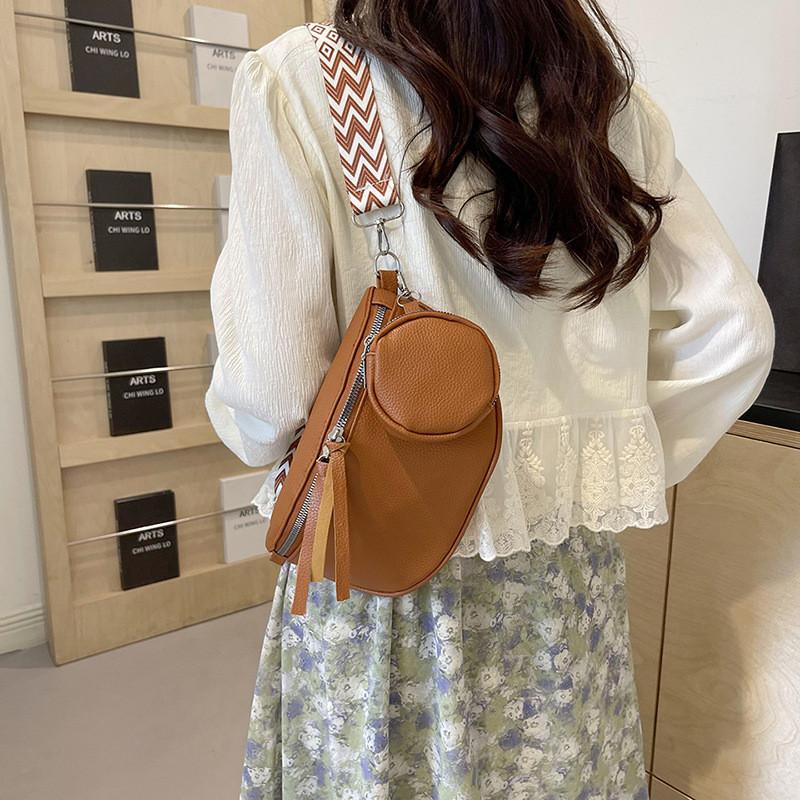 Stilvolle PU-Satteltasche für Damen in Schwarz, Braun, Khaki und Weiß. Perfekt für die Frühlingsmode.