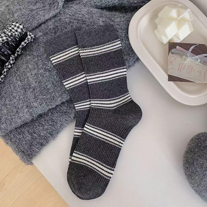 Women's Striped Simple Autumn and Winter Sporty Cotton Socks, Black and White Long Socks, Trendy, Slightly Pressed, Versatile School Mid-calf Socks