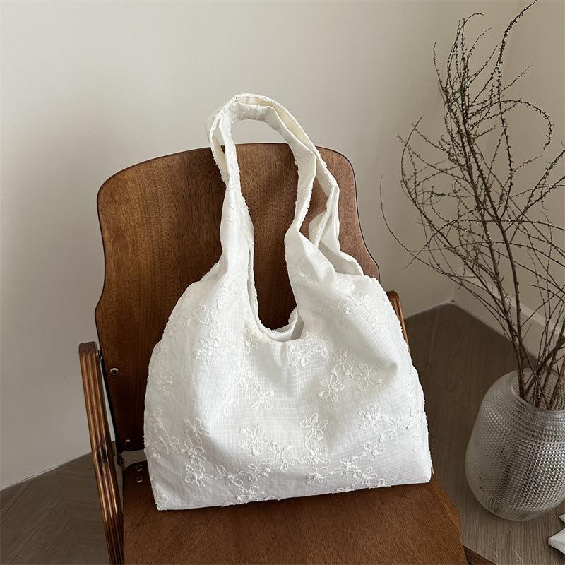 

2025 new small fresh chiffon small flower shoulder back heart bag shopping bag ins large capacity casual tote bag