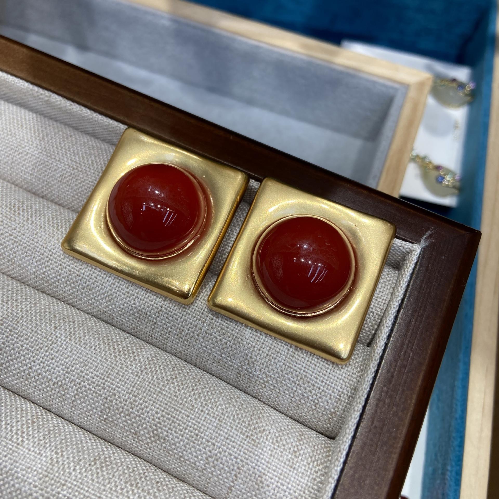 

Красные квадратные серьги женские ретро-серьги-гвоздики из агата в гонконгском стиле 2025 элегантные темпераментные серьги