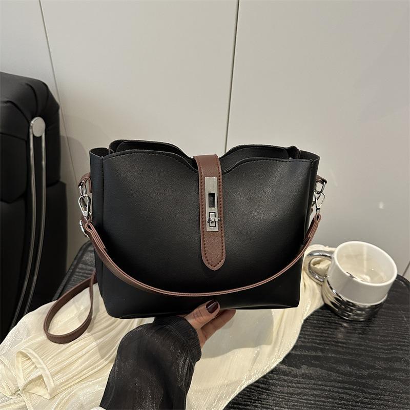 Large capacity bucket bag New fashion versatile shoulder messenger bag Soft leather high-end wide shoulder strap armpit bag