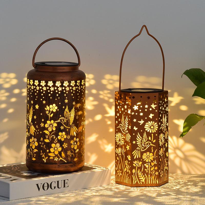 Kolibri Solar Laterne für Außen: Wasserdichtes Schmiedeeisen Hohldesign für Innenhöfe