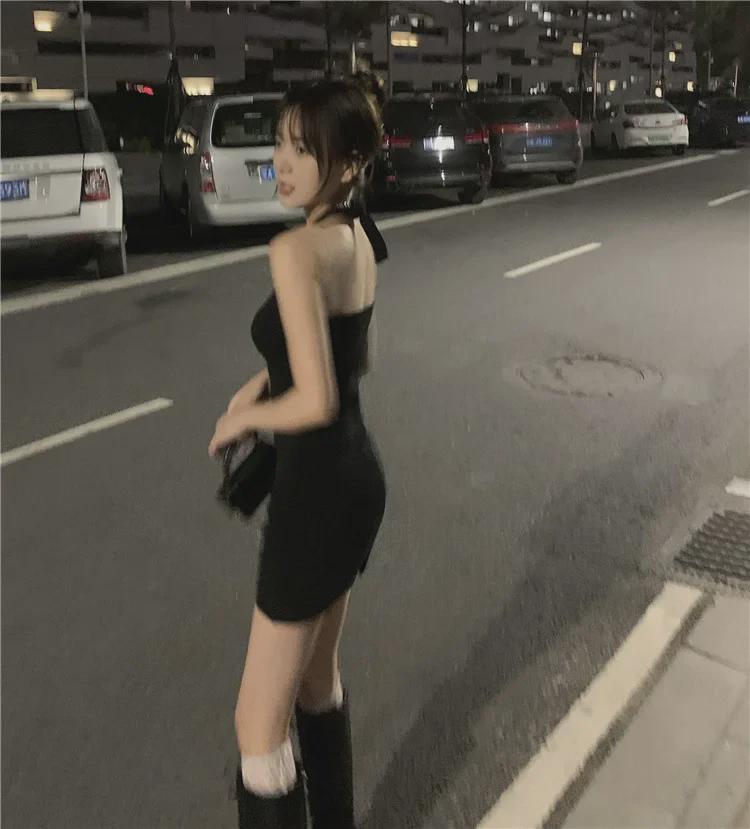 2024 Korejské Zeštíhlující Halterové Malé Černé Šaty - Sexy Jarní/Letní Design