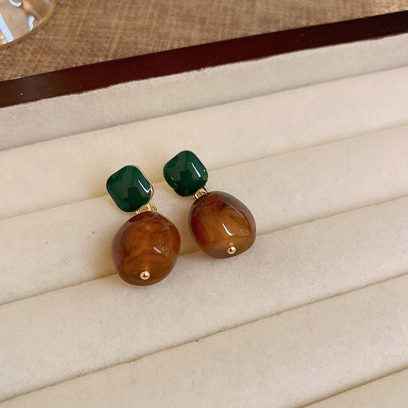 

Retro Love Earrings Hong Kong Style High-end Sense Versatile Stud Earrings Niche Earrings