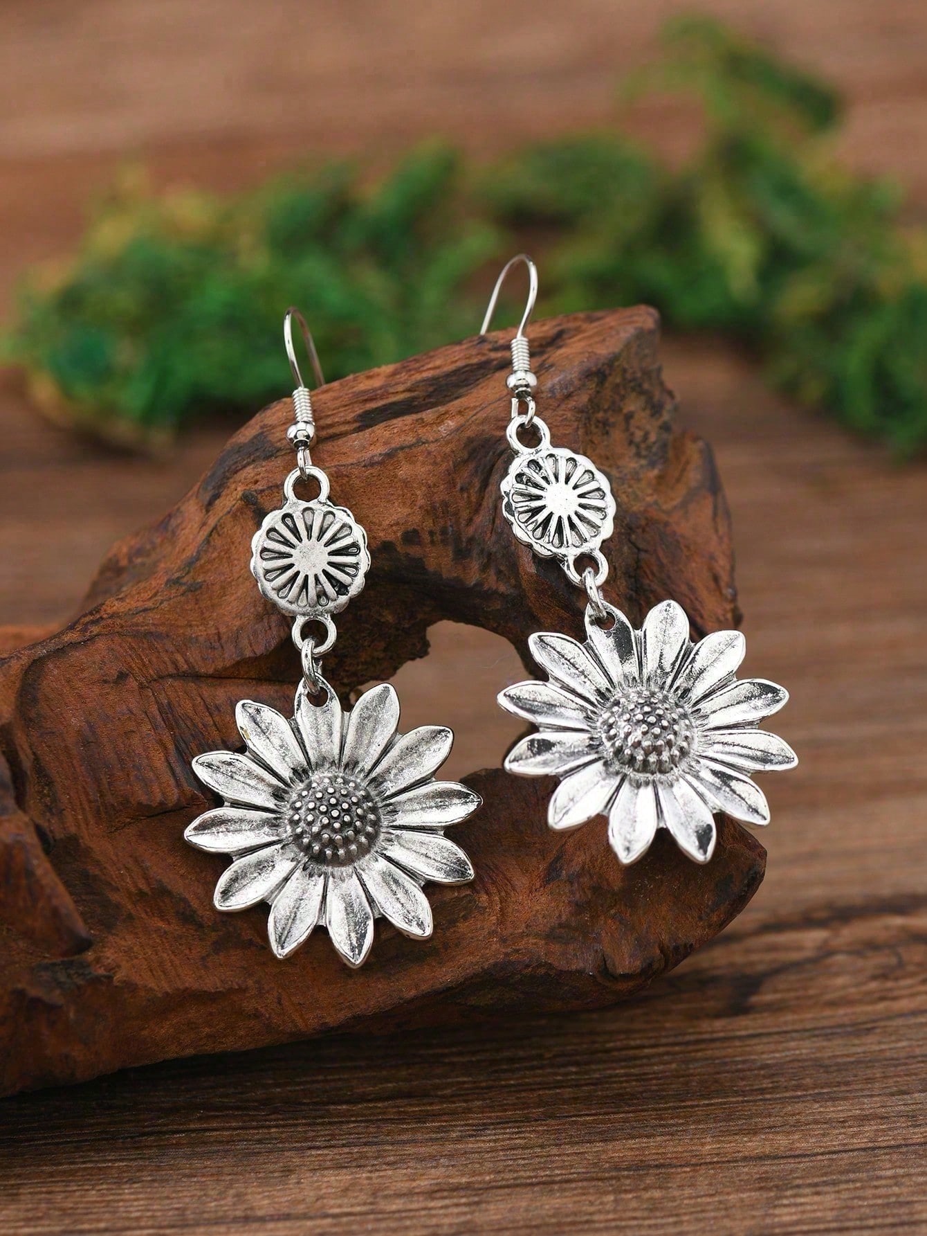 

Пара винтажных богемных серег-подвесок в виде подсолнухов, идеально подходящих для женских украшений и повседневных праздничных аксессуаров.