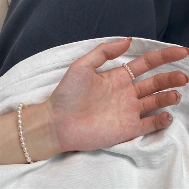 Geometric Classy Pearl Ring For Women With Soft Chain Detailing Perfect For Stylish Casual And Commuter Fashion
