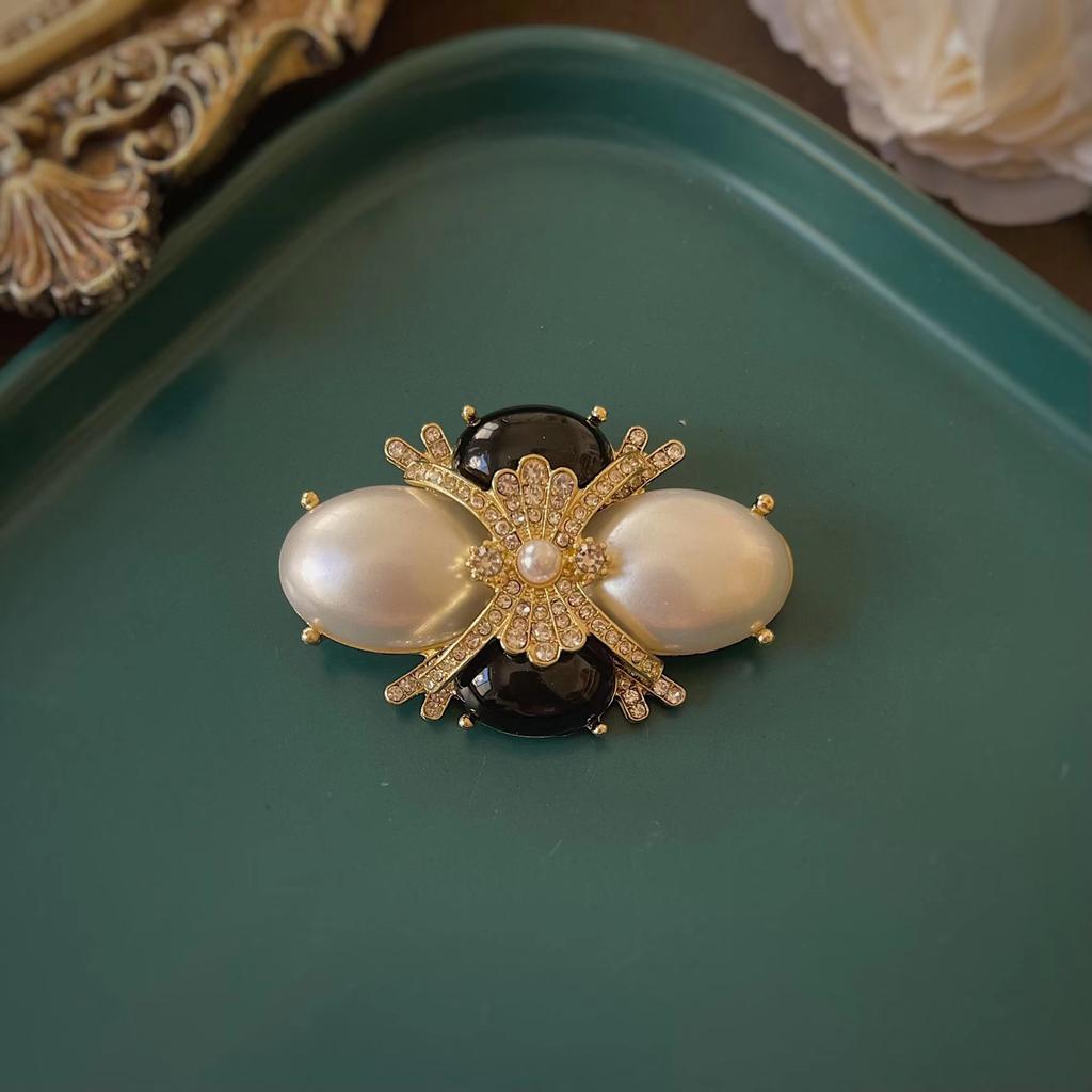 Stylish Baroque Metal Enamel Brooch For Women Elegant Vintage Palace Badge Pin Classic Party Feast