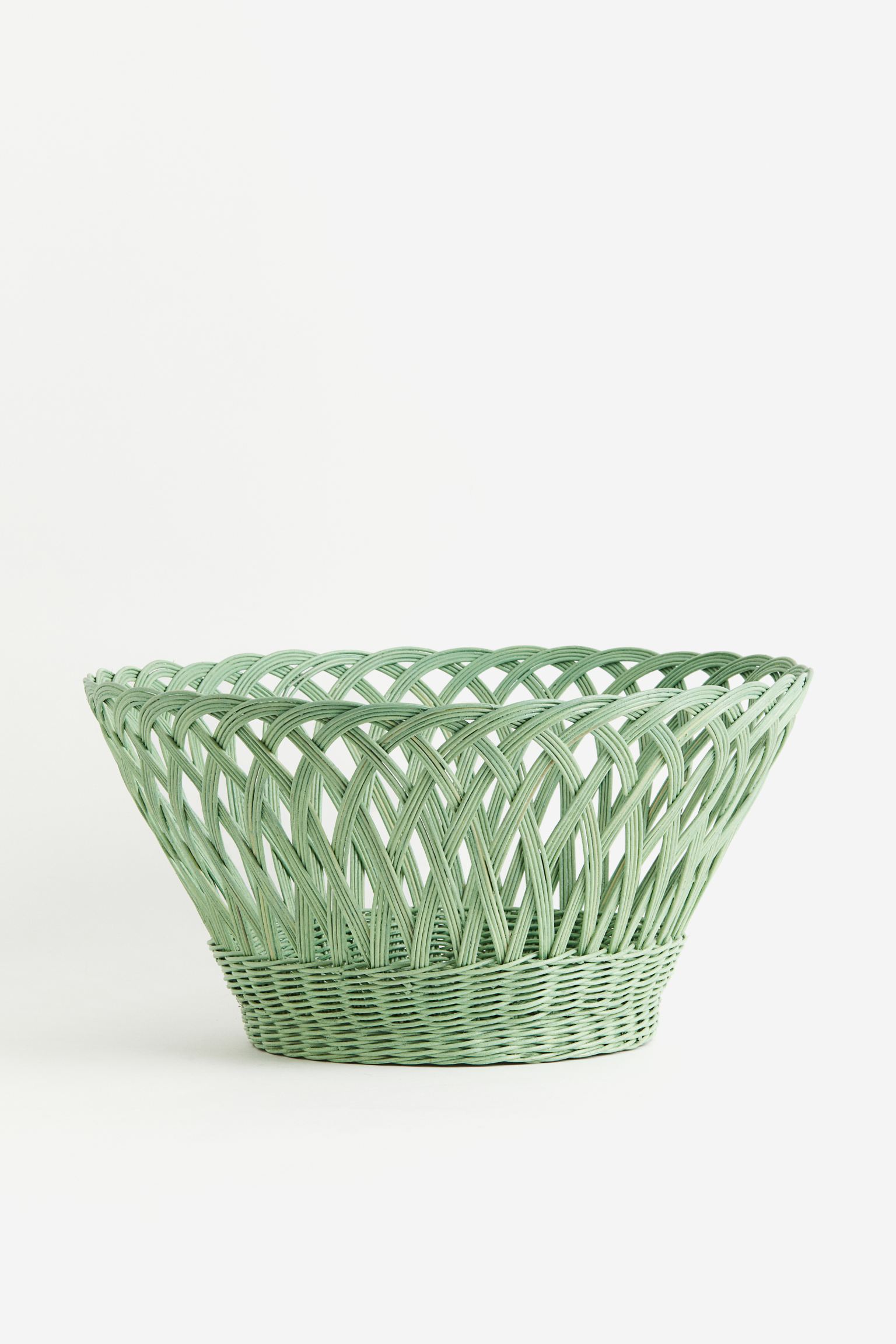 

Большая корзина для хранения из ротанга.