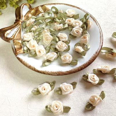 20 PZ Mini Rose Fatte a Mano Fiore Artificiale Raso Nastro Rosette Tessuto Applicazioni per Decorazione Matrimonio Artigianato Accessori Cucito