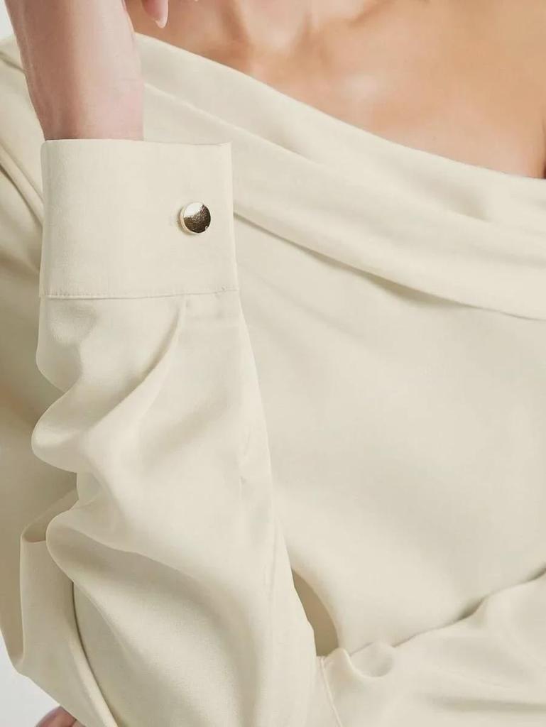 Koszula europejska i amerykańska plisowana satynowa z odkrytymi ramionami i asymetrycznym długim rękawem - moda damska wiosna/lato