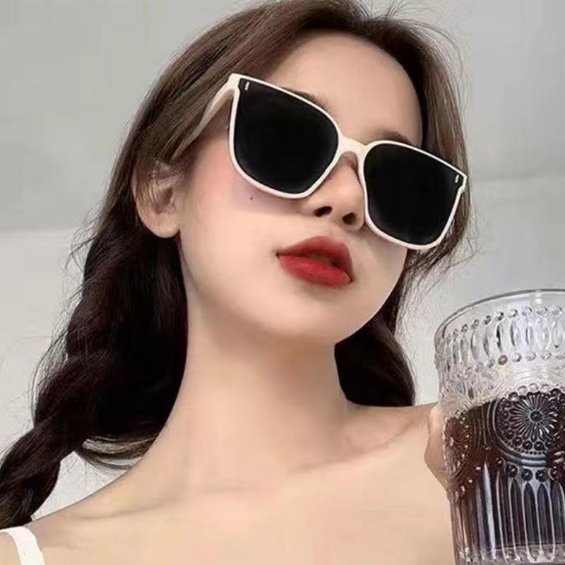 New Decorative Rice Nails Sunglasses Women Design Brand Bigframe Sun Glasses Outdoor Leisure Women Eyewear UV400