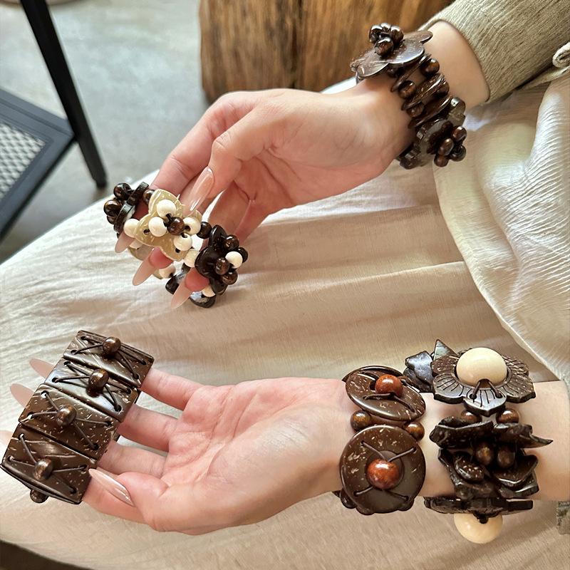 Female Bohemian Retro Coconut Shell Bracelet with Ethnic Style Beaded Charm Bracelet
