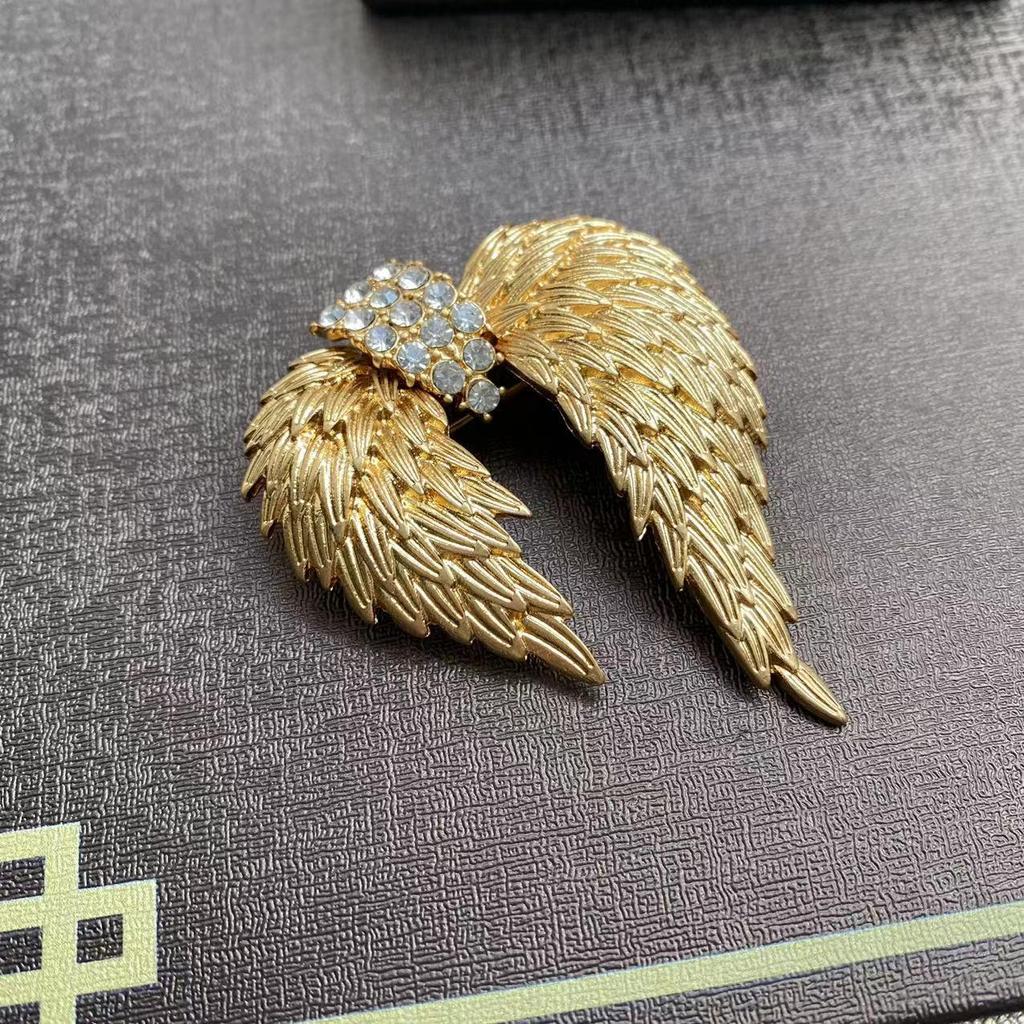 Elegant Gold-Plated Vintage Wing Brooch: Retro 3D Design for Suits and Coats