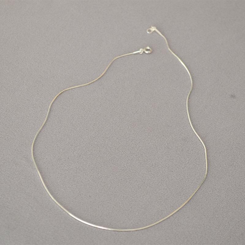 Colier fin și minimalist cu fir de aur strălucitor, lanț scurt tip șarpe, lanț pentru claviculă, lanț de gât