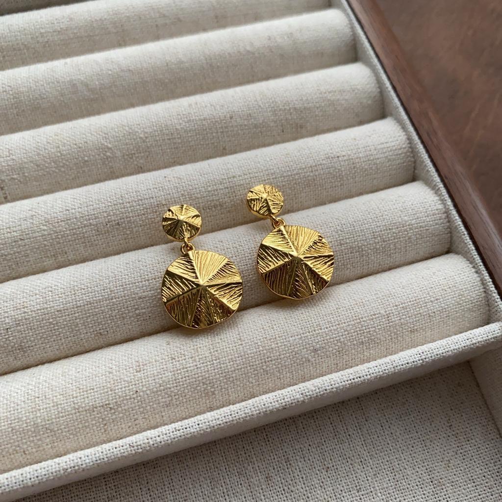 Unique retro stud earrings French exquisite earrings high-end atmosphere noble earrings