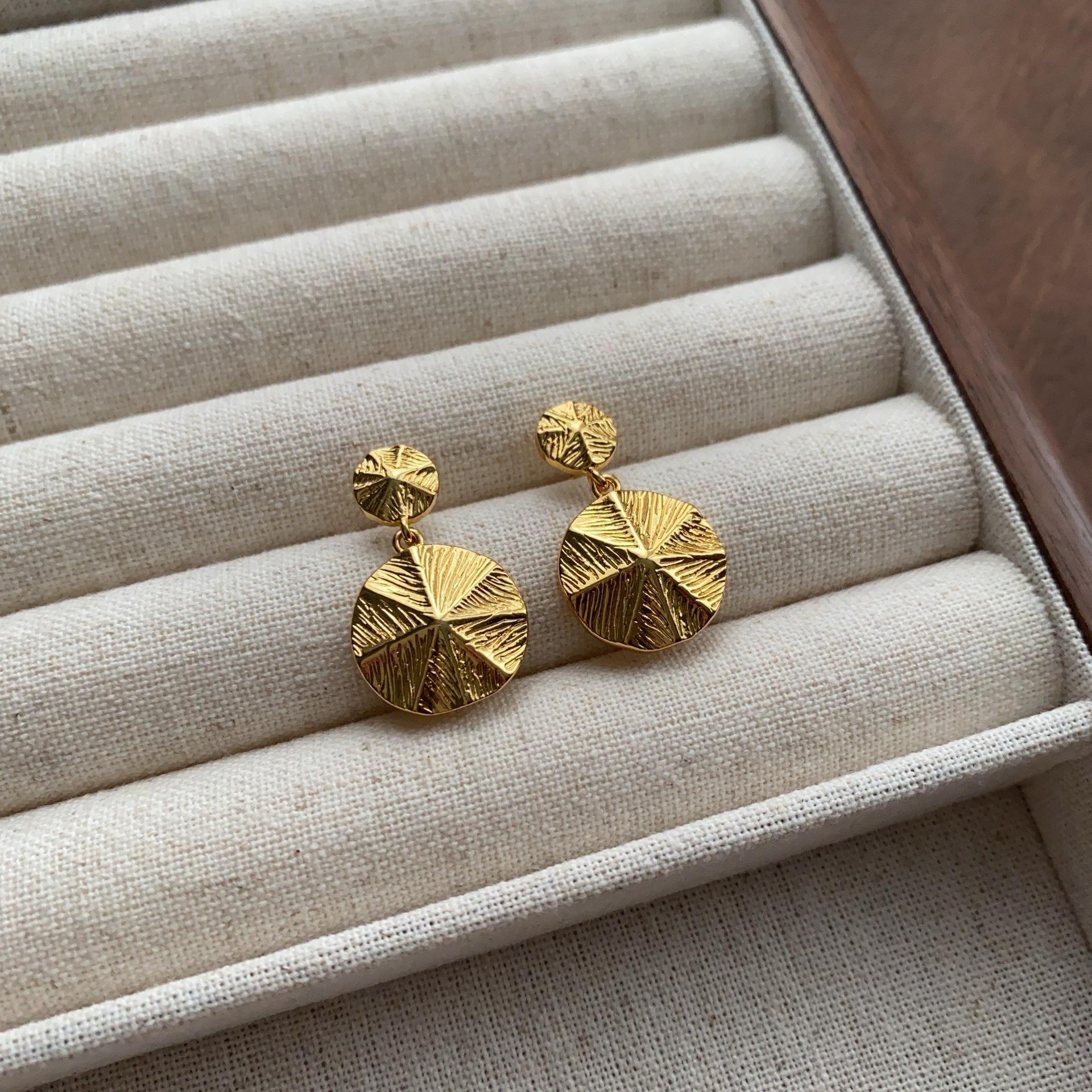 Unique retro stud earrings French exquisite earrings high-end atmosphere noble earrings