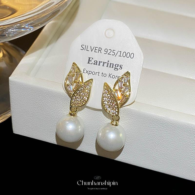 

Super flash micro-inlaid zircon temperament fashion pearl mosquito coil disc stud earrings women s new niche ear clips hole-free exquisite earrings
