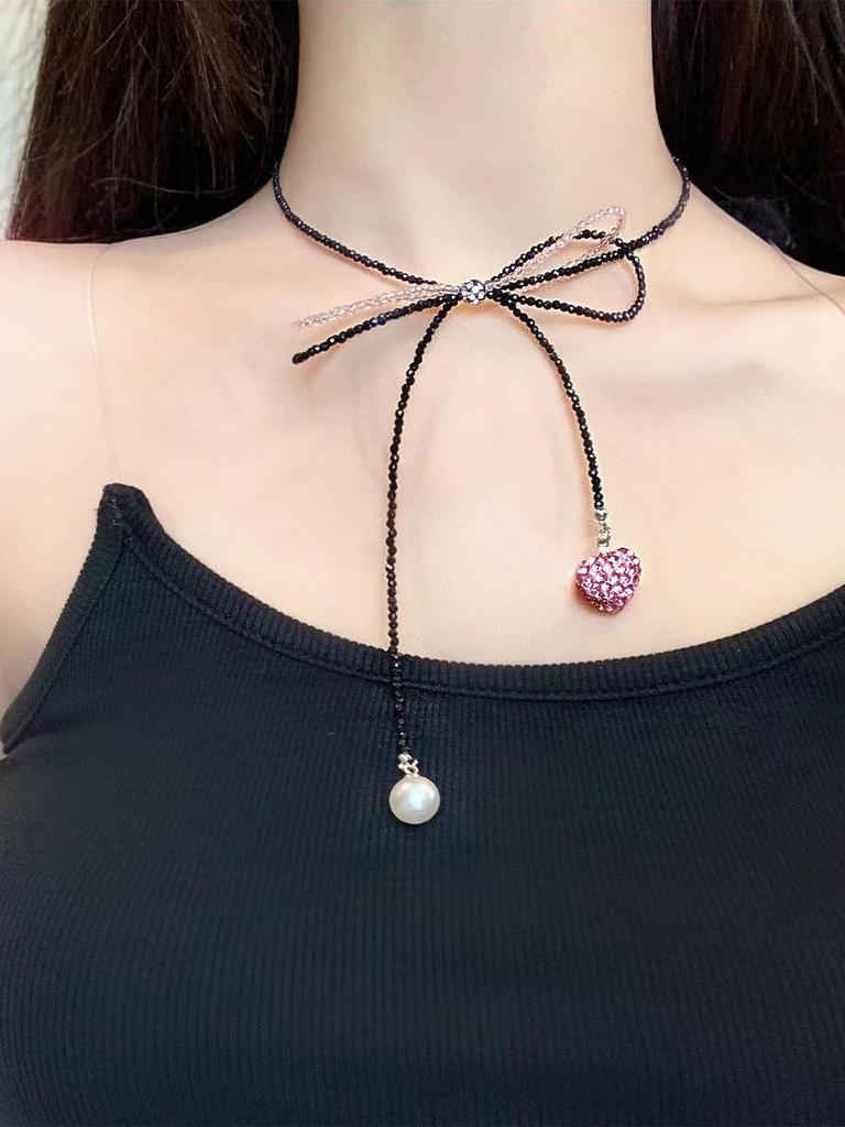 Elegantní černý a růžový korálkový náhrdelník na klíční kost s perlou lásky a krajkovou mašlí pro ženy