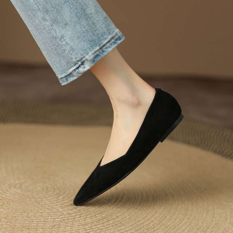 Early Spring New Black Versatile and Thin Pointed Head Light Mouth Retro Matte Flats Large Size V Single Shoes Women's Autumn Shoes