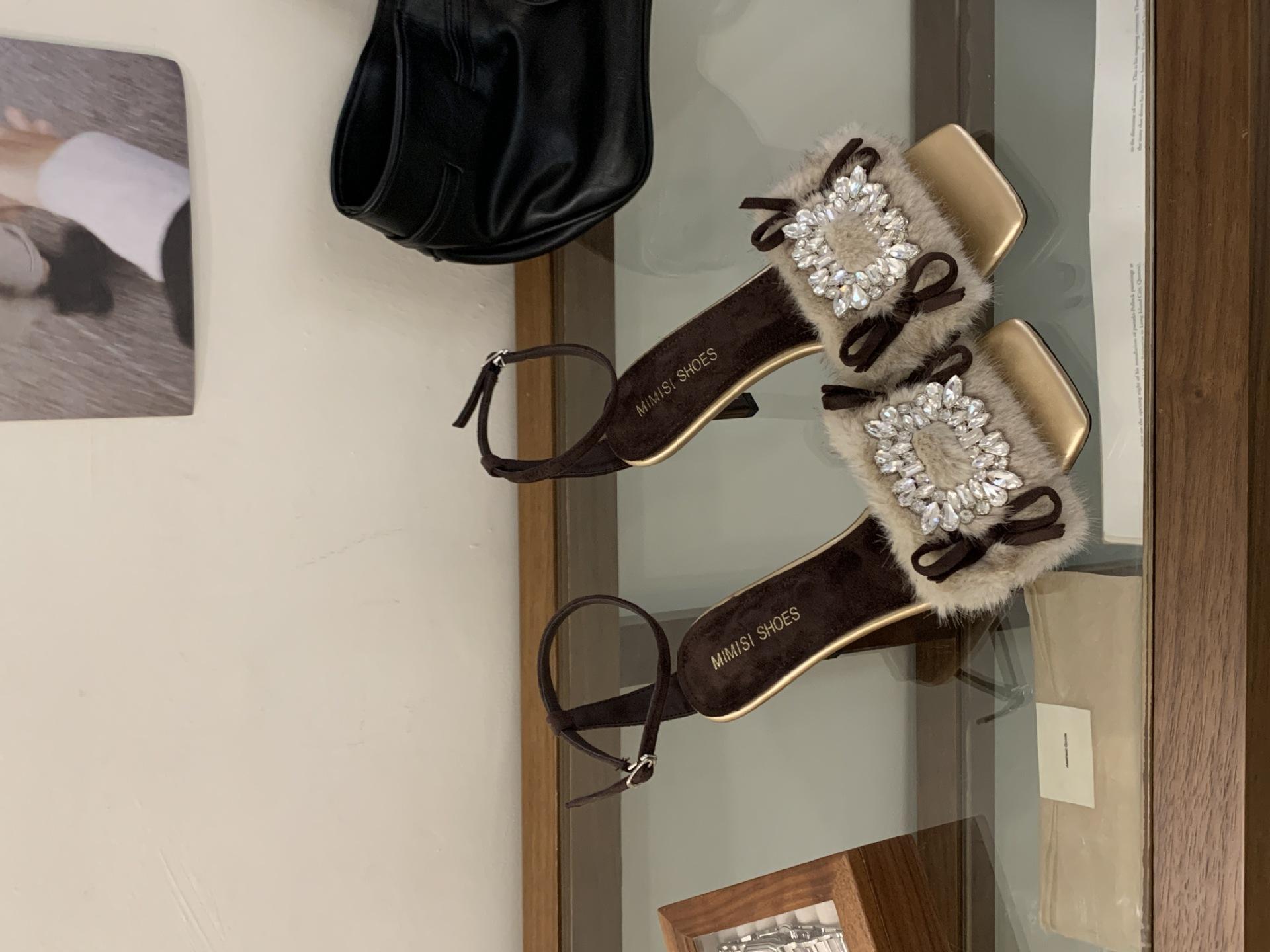 

Лето 2025 новый французский пушистый слово со стразами квадратный носок высокий каблук женские босоножки-стилет с открытым носком 39