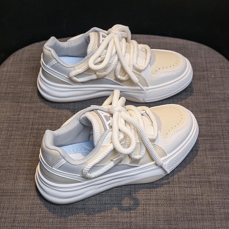 

Маленькие белые туфли женские 2025 осень новые корейская версия студенческие универсальные повседневные туфли женские плоская подошва спортивная обувь для скейтборда 8902 40