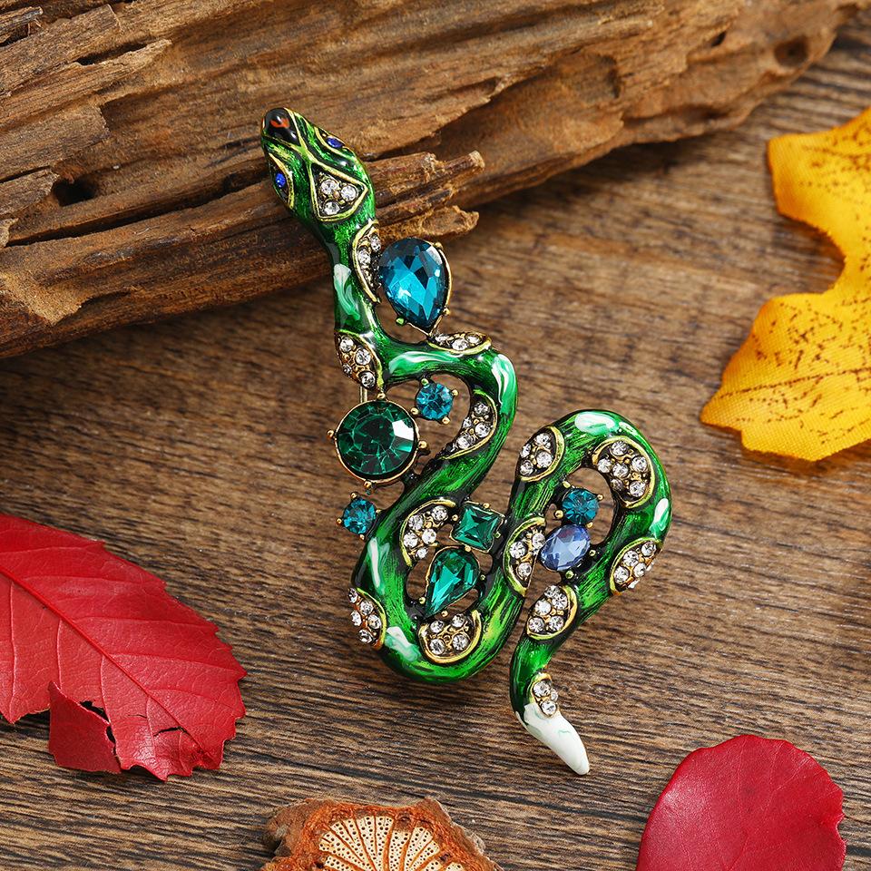 New Creative Classic Vintage Snake Enamel Crystal Badges For Women Men Retro Aniaml Metal Fashion Brooch Pin Unisex Accessories