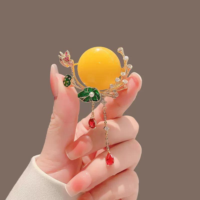 Lotus Pond Moonlit lotus brooch, new Chinese ancient style women's high-end texture tassel brooch, design sense brooch