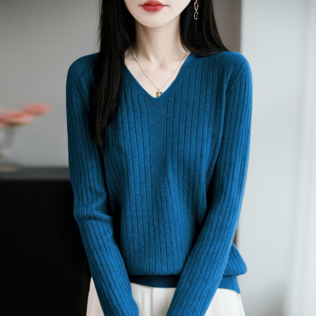 Temperamental Minimalist Women's V-neck Slimming Sweater - Soft, Casual, Skin-friendly Knitted Base for Autumn/Winter.
