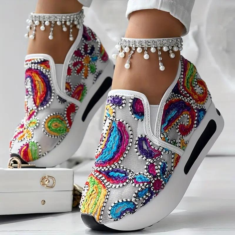 

Барвисті низькі кросівки з вишивкою. Кросівки на танкетці 36 білий