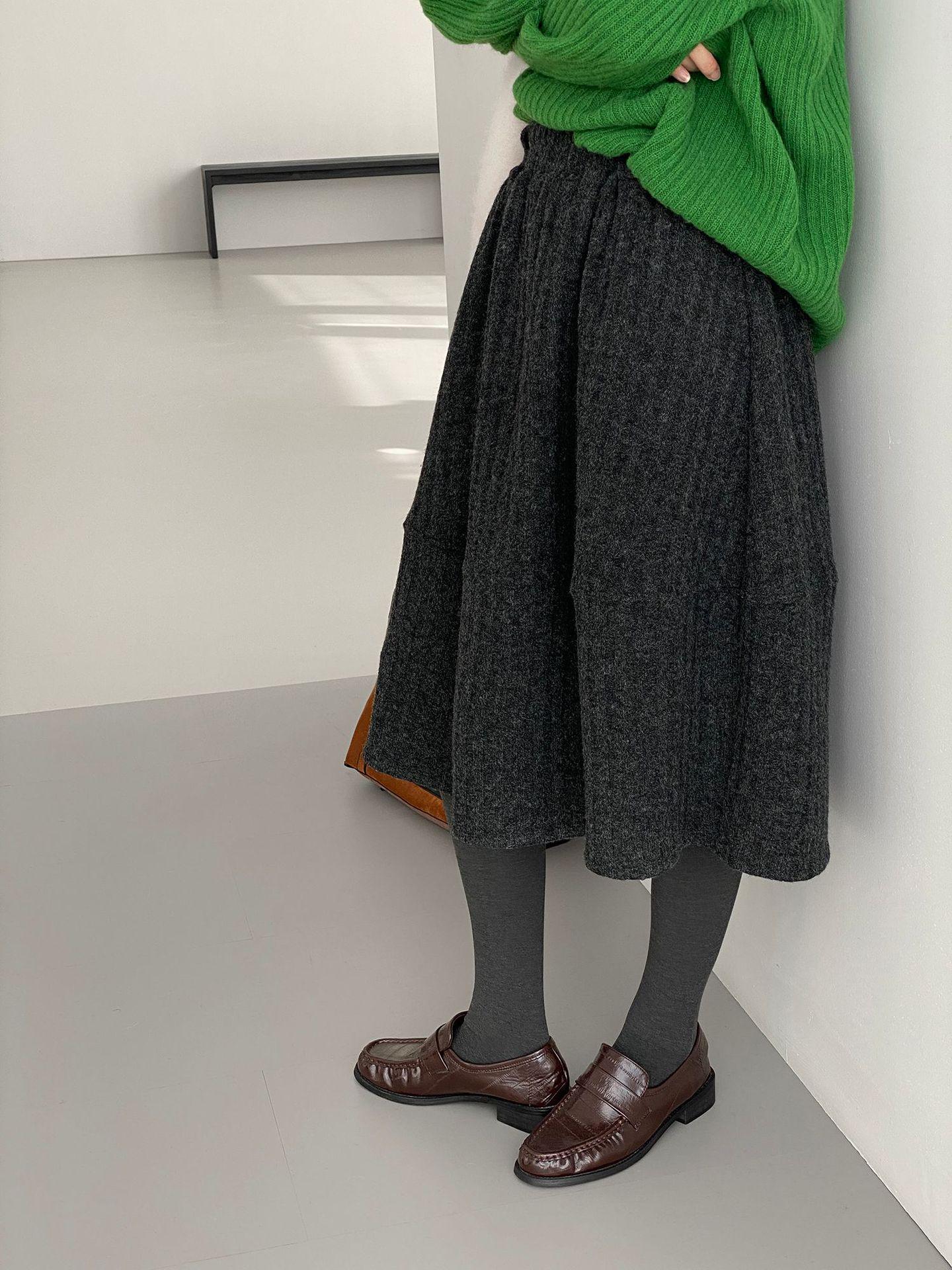 Korean Retro Wool Blend Pleated Midi Skirt for Women - Elastic Waist, Loose Fit, Slimming, Commuter Style One Size