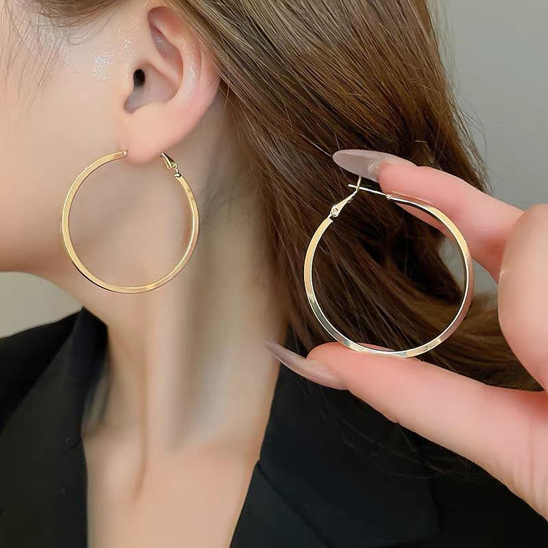 Women's Luxury Textured Metal Hoop Earrings - Versatile Niche Design