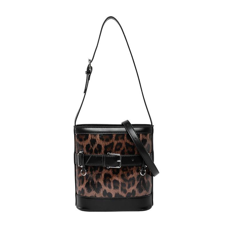 Autumn new Spice Girl locomotive bag fashion trend commuter shoulder women's bag messenger bag bucket bag