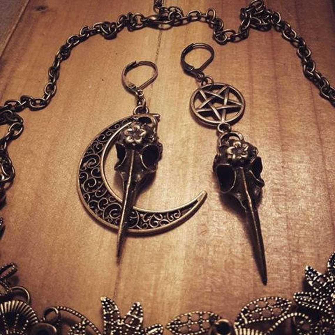 

Винтажные асимметричные серьги Серьги в виде черепа ворона Пентаграмма Луна Ведьмины серьги-полумесяцы Викканские готические языческие украшения в стиле стимпанк