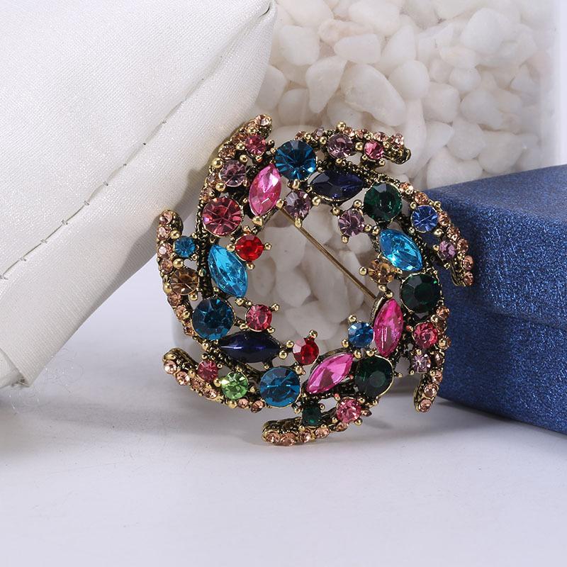 

Брошь-венок из сплава и акрила с бриллиантами, брошь-наряд разноцветный