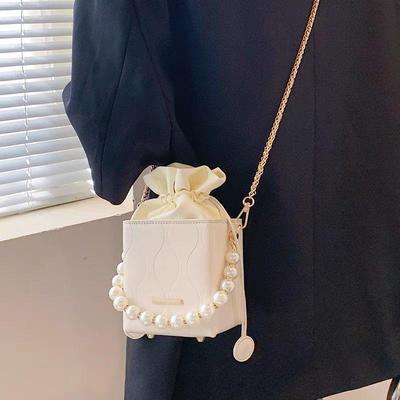 Trendy 2025 Dámská crossbody kabelka s perlovým řetízkem – Stylová, texturovaná a všestranná na léto.