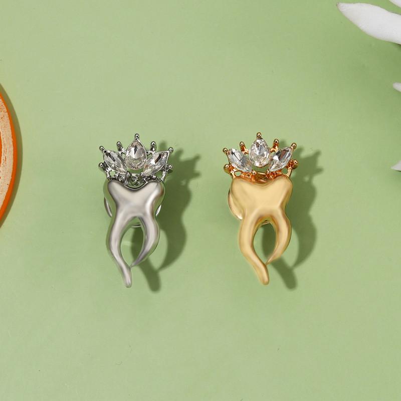 Stylish Alloy Teeth Brooch Elegant Crown Design With Shimmering Rhinestones For Unisex Fashion