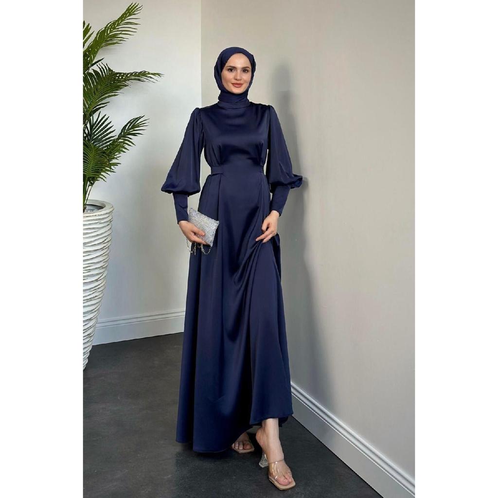 Emora Gürtelkleid aus Satin Schwarz