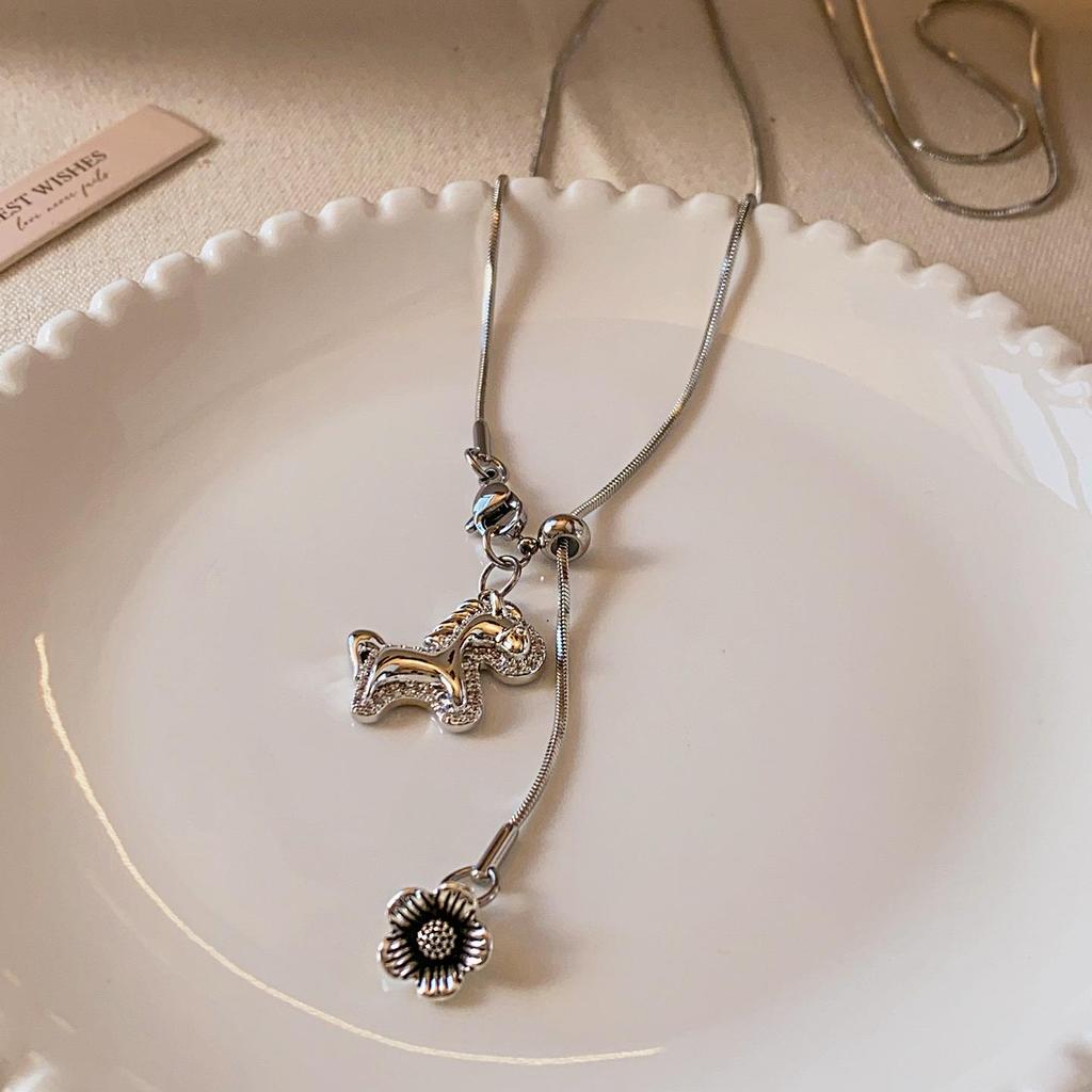 > Super Sparkly Zircon Horse Flower Pendant Necklace - Luxurious Niche Design Sweater Chain