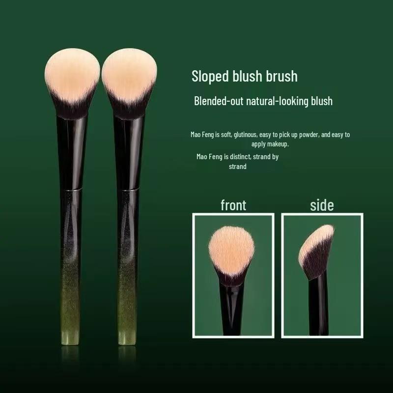 Enhanced M65 Angled Blush Brush: Soft Fibers for Natural Makeup Application