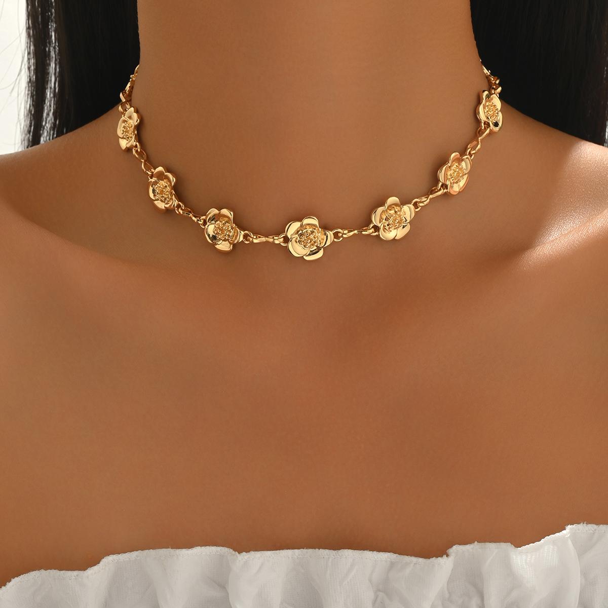 Dainty Gold Flower Choker Necklace 3D Floral Charm Adjustable Delicate Summer Trendy Jewelry 34cm