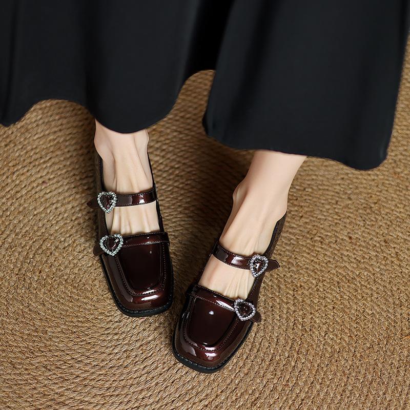 

Версия из мягкой кожи~ Туфли Мэри Джейн с квадратным носком и ремешком-пряжкой на один ремешок для женской коллекции весна 2025, повседневные туфли из лакированной кожи на среднем толстом каблуке 41