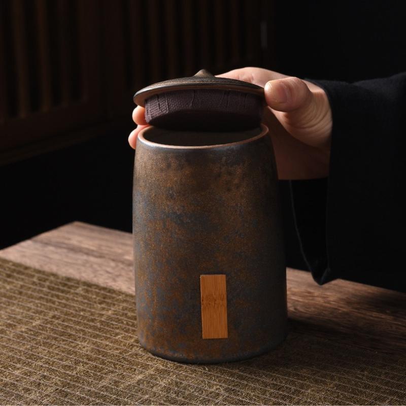 Retro gilt retro tea pot ceramic household Pu'er tea sealed pot large capacity storage tank tea warehouse wake tea pot