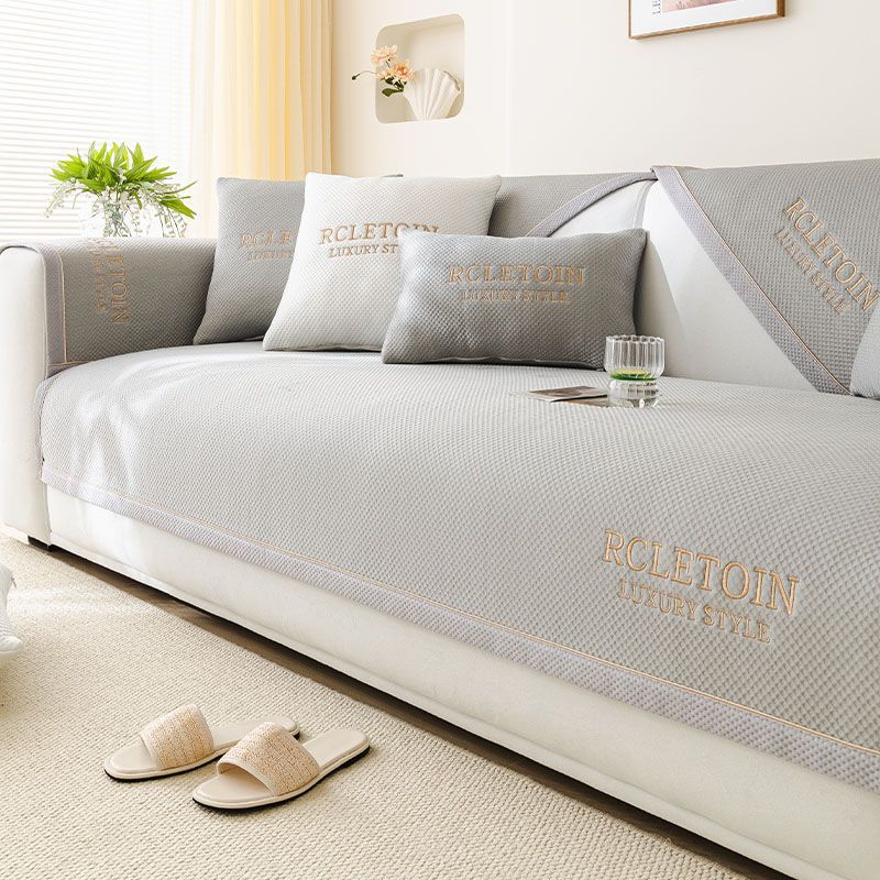 

Летняя маленькая решетчатая подушка для дивана из ледяного шелка с вышитыми буквами, подушка для дивана, прохладное полотенце для дивана, стираемое в стиральной машине, чехол для дивана из ледяного шелка 70x70