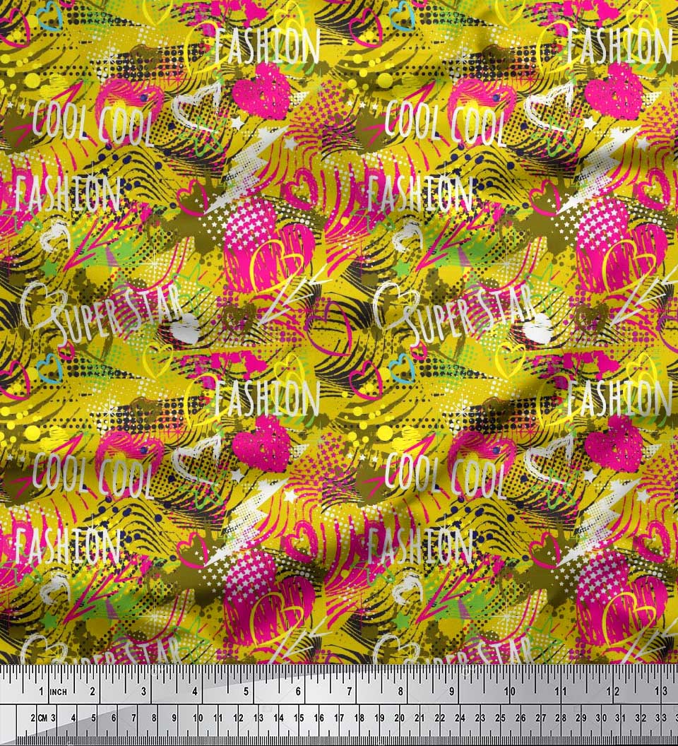 

Soimoi Grey Japan Crepe Satin Heart, Star & Fashion Text Print Швейна тканина, метр 42 дюйма 42 Inch Wide - Poly Crepe жовтий