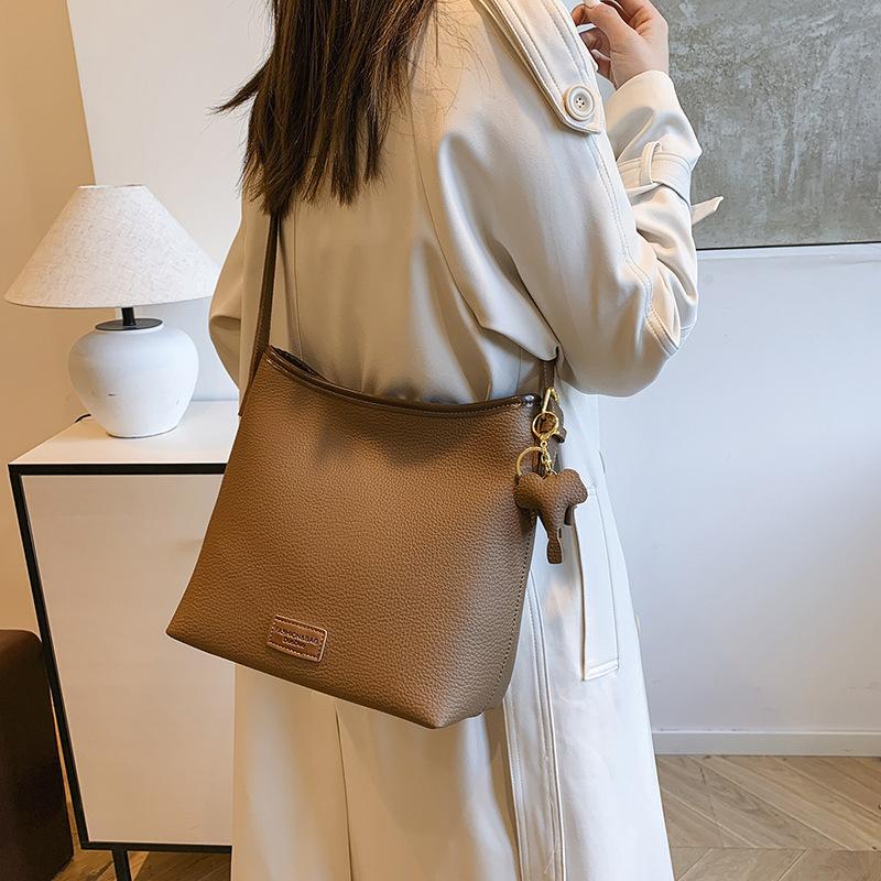 Niche design bag women's bag versatile 2025 new trendy large-capacity messenger bag contrasting color shoulder armpit bag