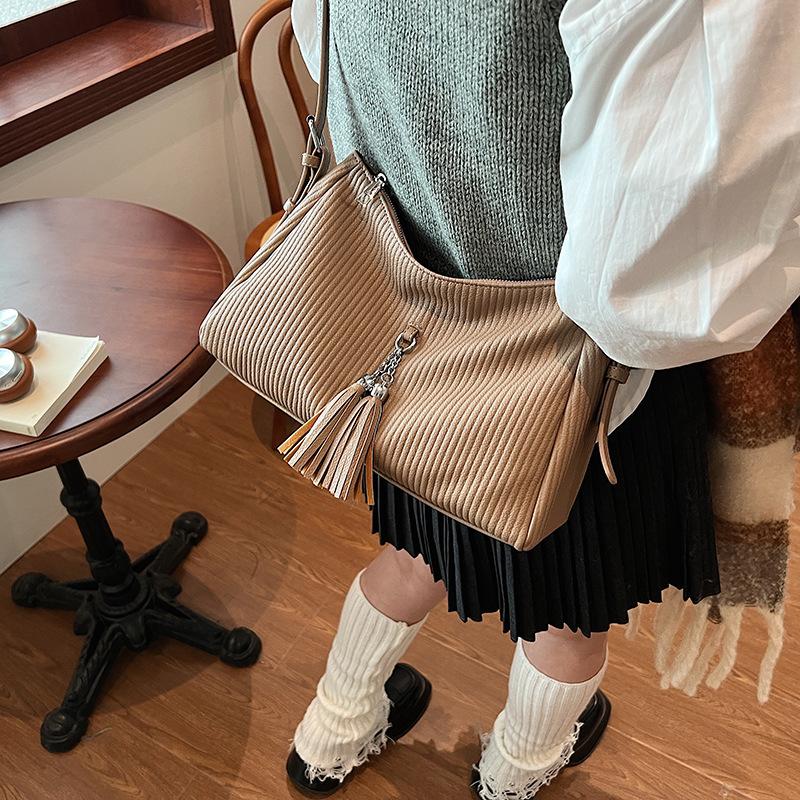 New Simple Retro Portable Shoulder Diagonal Cross Armpit Bag Women's Large Capacity Versatile High Quality Bag