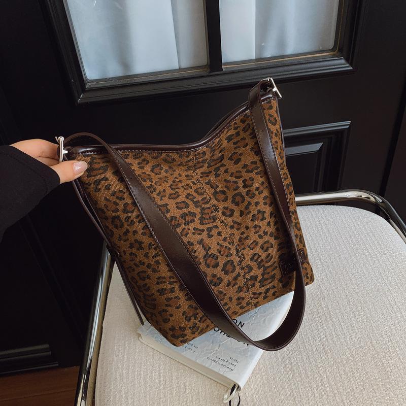 Niche design new leopard print fashion bucket bag 2025 women's high-end sense simple and exquisite shoulder messenger bag