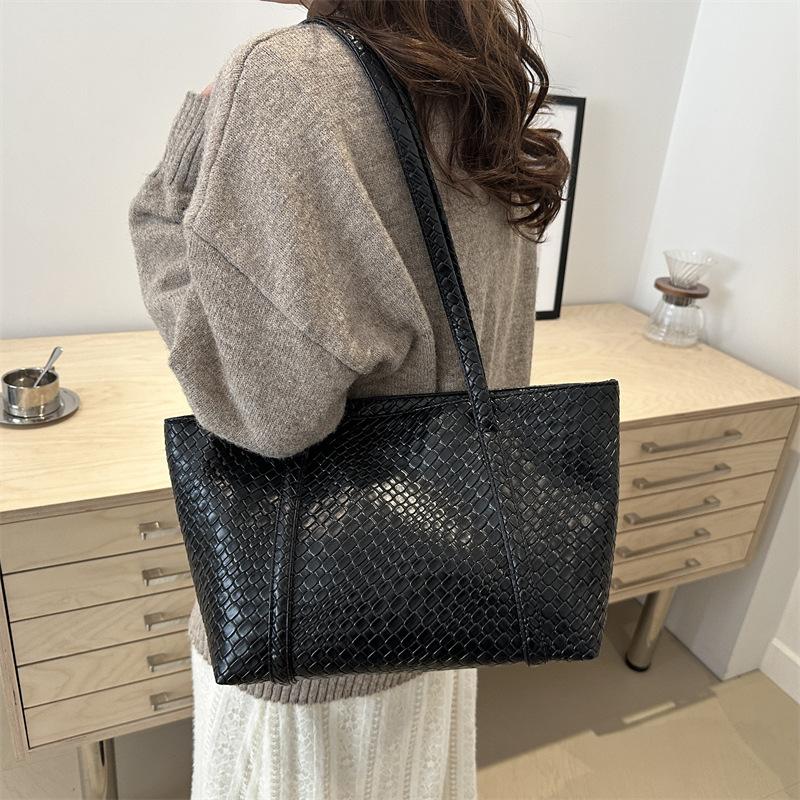 Large Capacity Woven Bag Women's 2025 New Early Autumn Retro Versatile Shoulder Underarm Bag Korean Version Portable Tote Bag