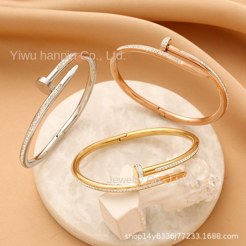 

Стильный браслет для ногтей